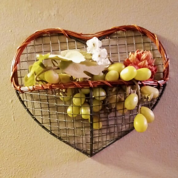 Vintage Rattan & Black Steel Heart-shaped Wall Basket Home Decor Cottagecore - Picture 2 of 8